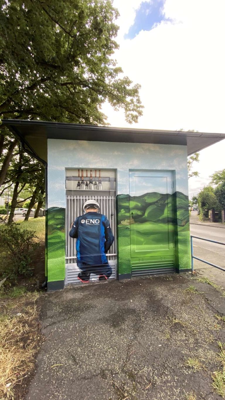 trafostation-offenbach-technik-mensch-realistisch-gruen-blau-aussen-energieversorger-graffitiauftrag-graffitikuenstler-artmos4