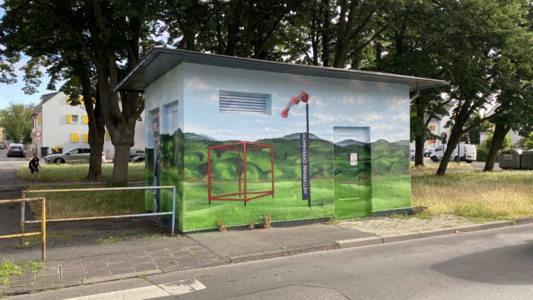 trafostation-offenbach-technik-mensch-realistisch-gruen-blau-aussen-energieversorger-graffitiauftrag-graffitikuenstler-artmos4