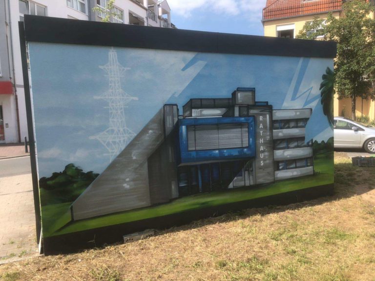 -techniker-sehenswuerdigkeiten-landschaft-aussen-blau-gruen-fotorealistisch-trafostation-graffitiauftrag-graffitikuenstler-artmos4