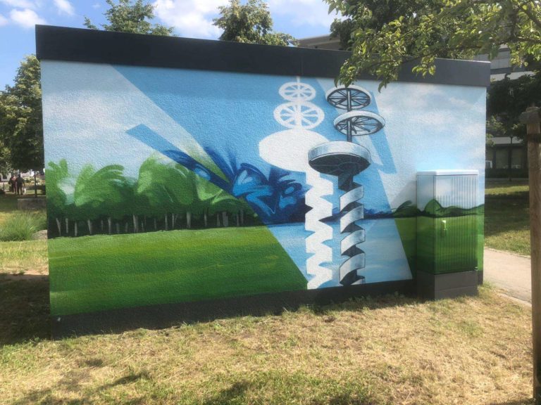 techniker-sehenswuerdigkeiten-landschaft-aussen-blau-gruen-fotorealistisch-trafostation-graffitiauftrag-graffitikuenstler-artmos4