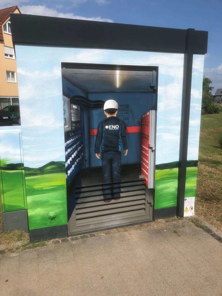 -techniker-sehenswuerdigkeiten-landschaft-aussen-blau-gruen-fotorealistisch-trafostation-graffitiauftrag-graffitikuenstler-artmos4