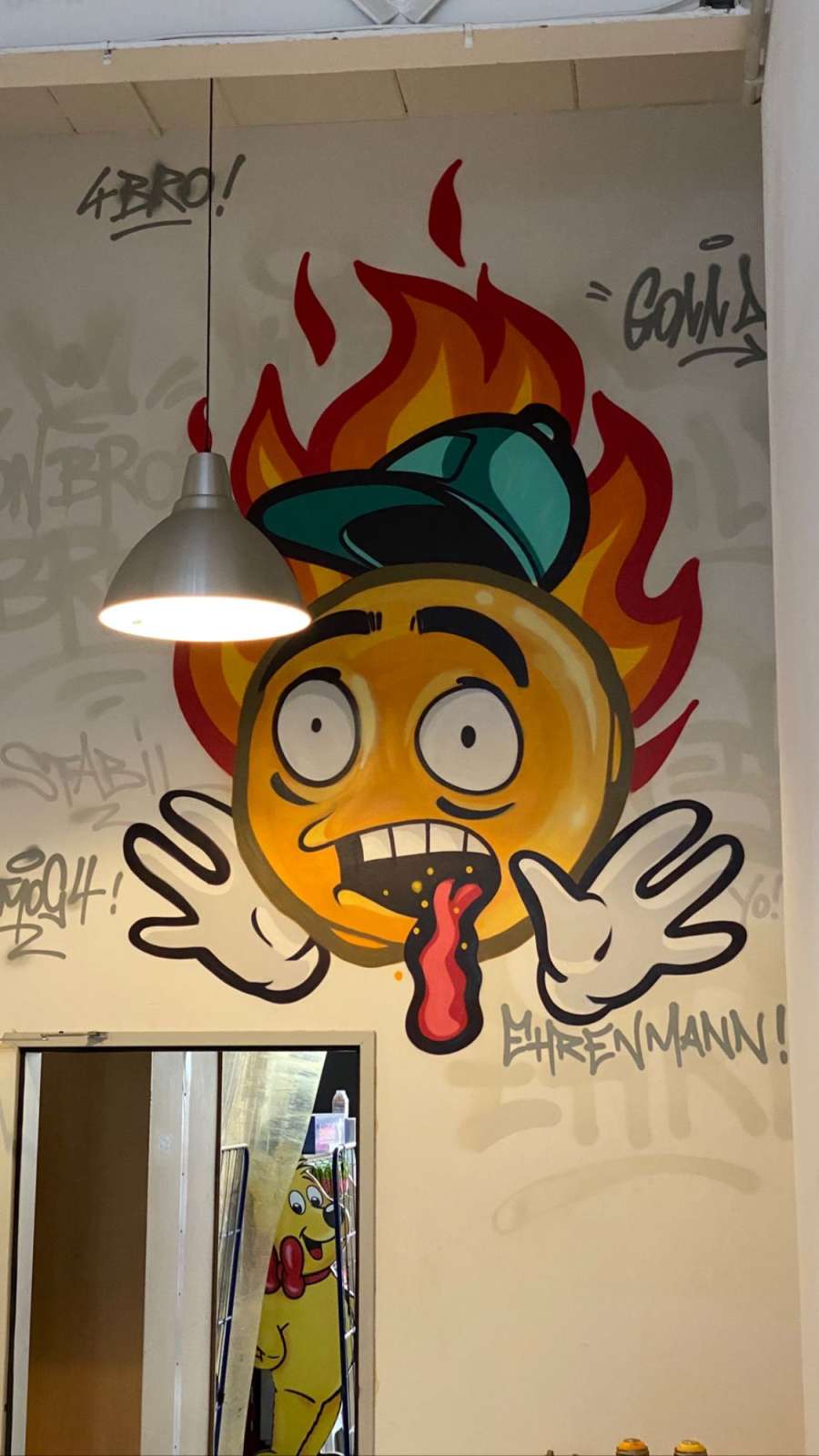 ethno 4bro_2020_gesicht_graffiti_tags_feuer_innen_grau_weiß_geln_schwarz_artmos4_graffitiauftrag_graffitikuenstler_05