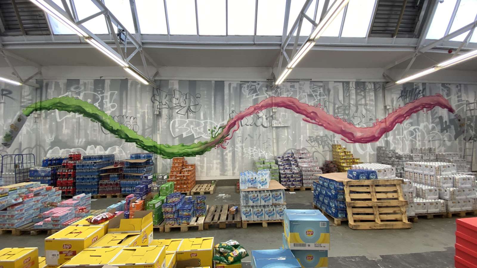 ethno 4bro_2020_graffiti_muster_grafisch_tags_innen_lagerhalle_style_artmos4_graffitiauftrag_graffitikuenstler