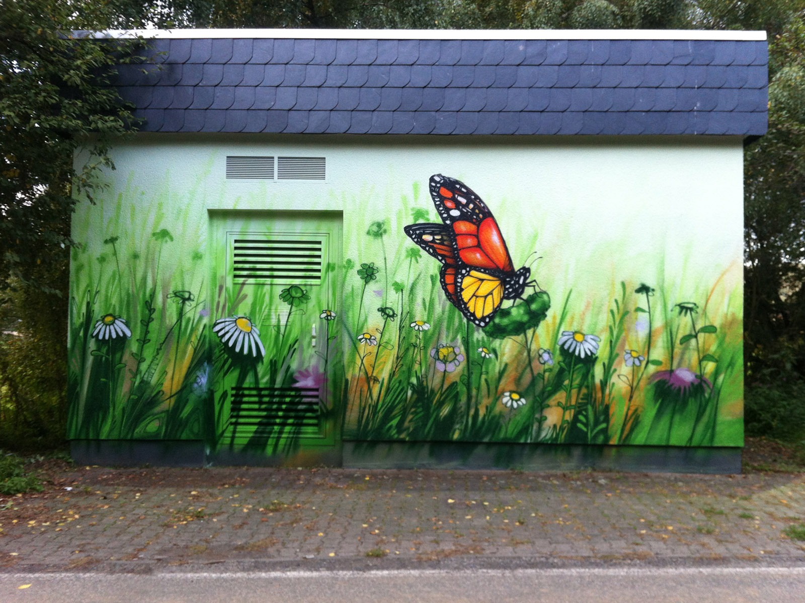 graffiti_graffitiauftrag_artmos4_trafostation_blumen_schmetterling_bunt graffiti_graffitiauftrag_artmos4_trafostation_blumen_schmetterling_bunt