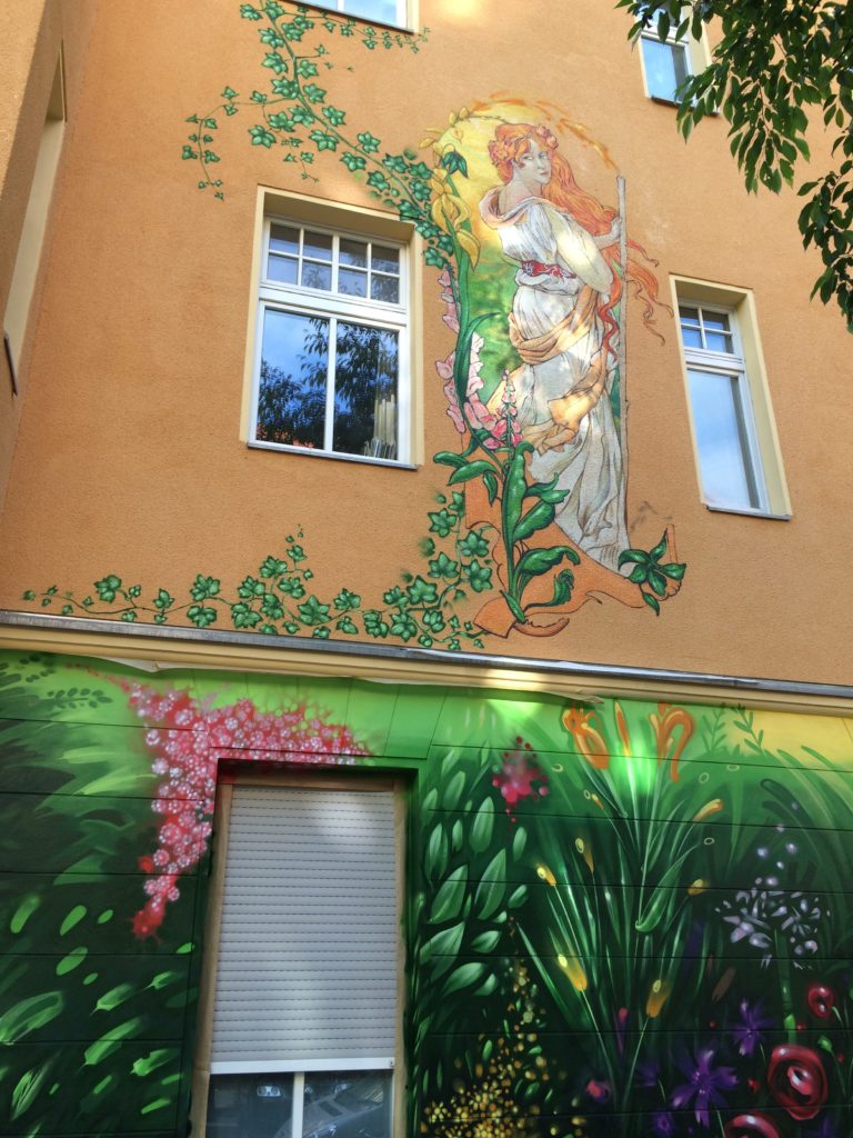 graffitikuenstler-graffitiauftrag-artmos4-graffiti-hausing-pflanzen