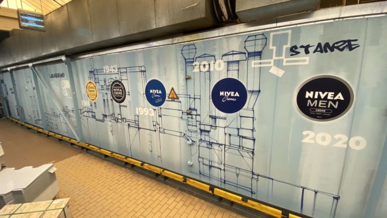 graffitiauftrag-graffitikuenstler-artmos4-2020_Beiersdorf_Hamburg_Dosen_Nivea_blau_Typo_trashig_Linien_zahl_15