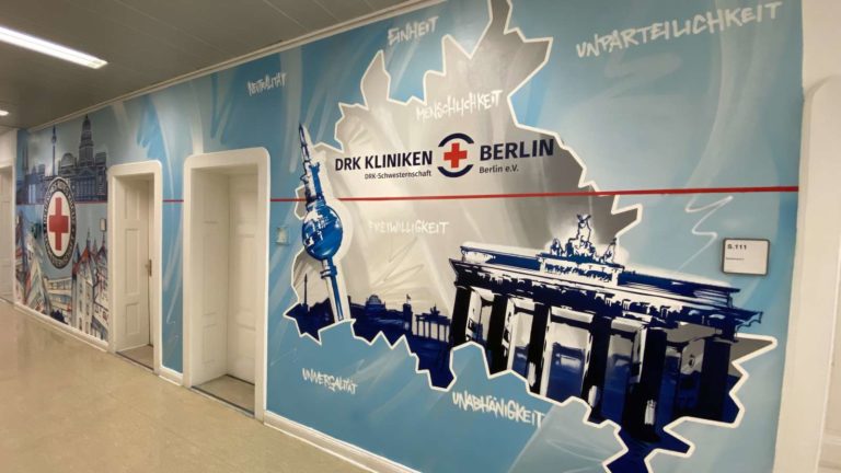 graffitiauftrag-graffitikuenstler-artmos4-2020_DRK_Schwesternschaft_Kreuz_blau_rot_Berlin_Häuser_Logo_Corporate_Design_Silhouette_City_Skyline_Sehenswürdigkeiten_6