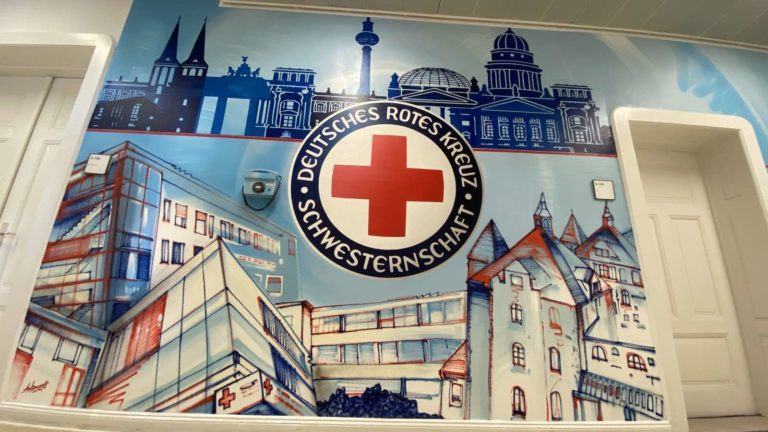 graffitiauftrag-graffitikuenstler-artmos4-2020_DRK_Schwesternschaft_Kreuz_blau_rot_Berlin_Häuser_Logo_Corporate_Design_Silhouette_City_Skyline_Sehenswürdigkeiten_9