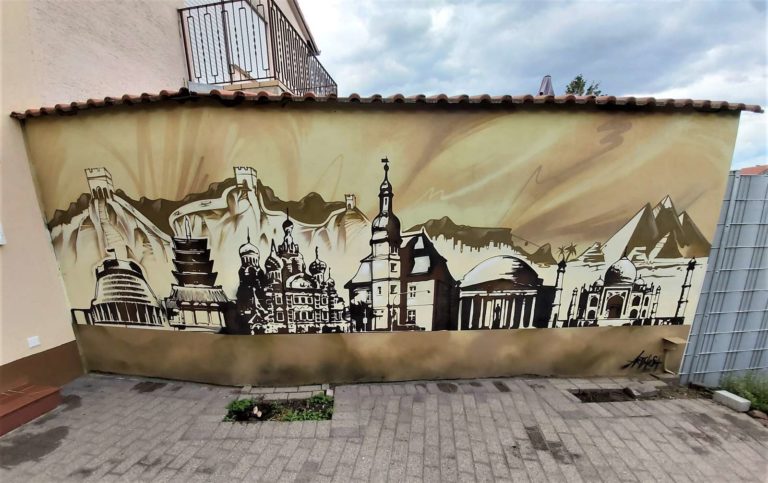 graffitiauftrag-graffitikuenstler-artmos4-2020_Kolb_Privat_Kunde_beige_skyline_Folie_Plott_Sehenswürdigkeiten_chinesische_Mauer_cathedrale_weiß_braun_1