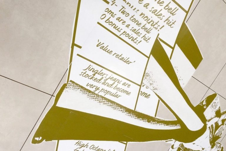 graffitiauftrag-graffitikuenstler-artmos4-CundA_2015_silhouetten_Menschen_grafisch_schrift_innen_gold_folie_Mode