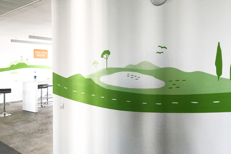 graffitiauftrag-graffitikuenstler-artmos4-Flixbus_München_2017_grafisch_strasse_silhouetten_skyline_Landschaft_schrift_innen_grün_folie_Dienstleistung_fahrzeuge