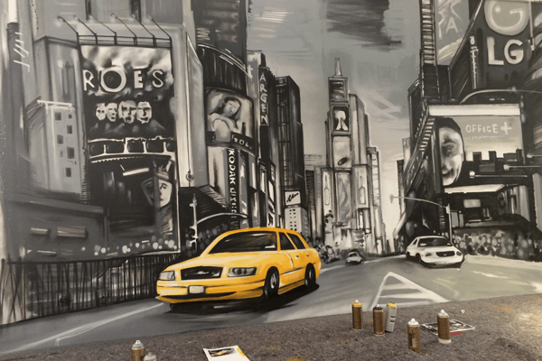 graffitiauftrag-graffitikuenstler-artmos4-Office_Plus_2015_new_york_skyline_sehenswürdigkeiten_landschaft_auto_straße_innen_grau_gelb_kunst_dienstleistung