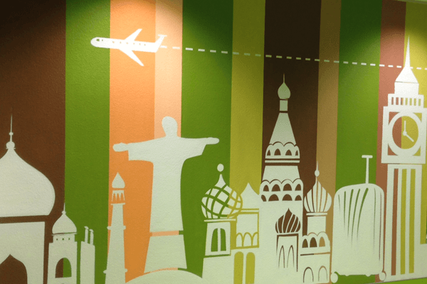graffitiauftrag-graffitikuenstler-artmos4-Samsonite_Frankfurt_Einzelhandelskette_2015_skyline_sehenswürdigkeiten_Landschaft_flugzeug_innen_grün_orange_folie_Handel