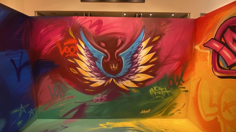 graffitiauftrag-graffitikuenstler-artmos4-AD_Mission_Loop5_2020_innen_Selfiwand_Flügel_LA_Wings_bunt_Love_Graffiti_05