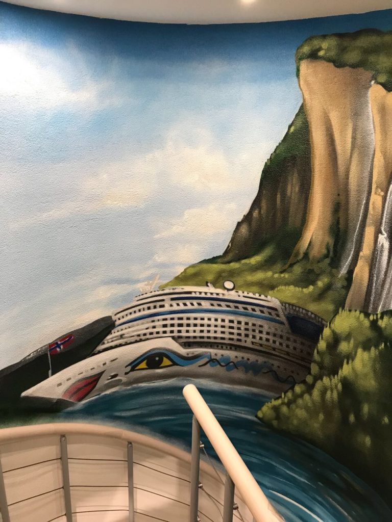 graffitiauftrag-graffitikuenstler-artmos4-aida-landschaft-schiff-fahrzeug-innen-blau-gruen-beige-fotorealistisch