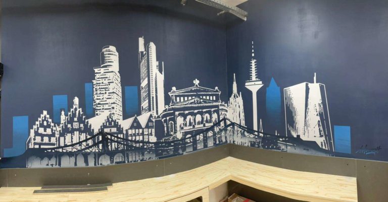 graffitiauftrag-graffitikuenstler-artmos4-Aldi_Frankfurt_2021_skyline_silhouette_sehenswürdigkeiten_innen_blau_weiß_folie_Einzelhandel_01