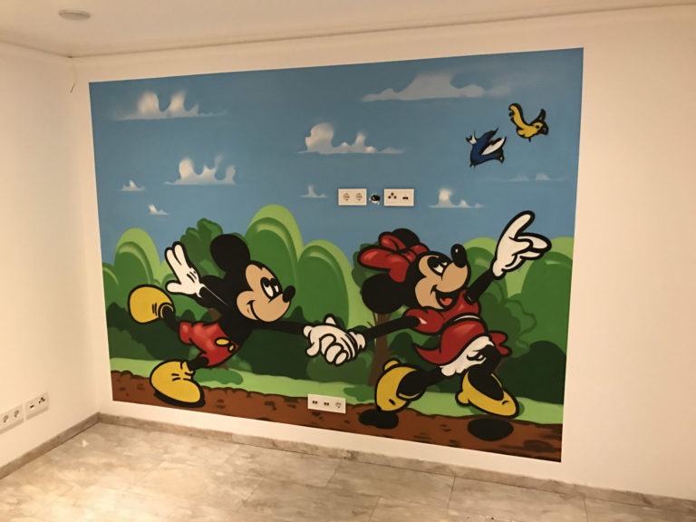 graffitiauftrag-graffitikuenstler-artmos4-ali-disney-innen-bunt-comoc-kinderzimmer-privat