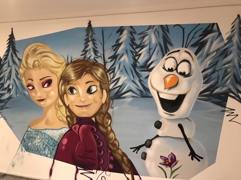 graffitiauftrag-graffitikuenstler-artmos4-ali-disney-innen-schnee-bunt-comoc-kinderzimmer-privat