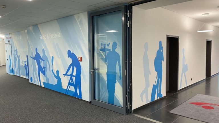 graffitiauftrag-graffitikuenstler-artmos4-allte_leipziger_versicherungen_2020_silhouetten_Mensch_berufe_blau_hellblau_folie_büro_01