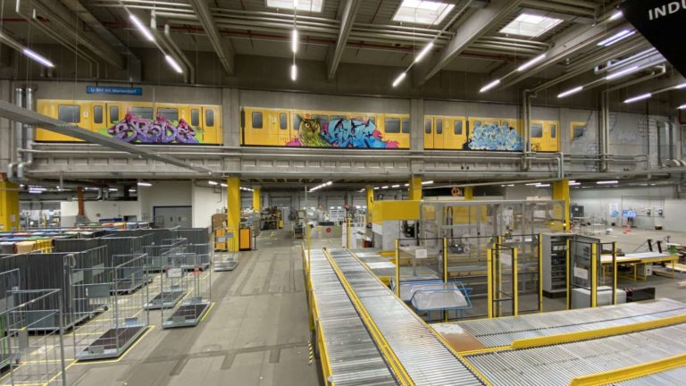 graffitiauftrag-graffitikuenstler-artmos4-Amazon_berlin_2021_graffiti_tier_ubahn_innen_gelb_blau_graffiti_tags_logistik_07