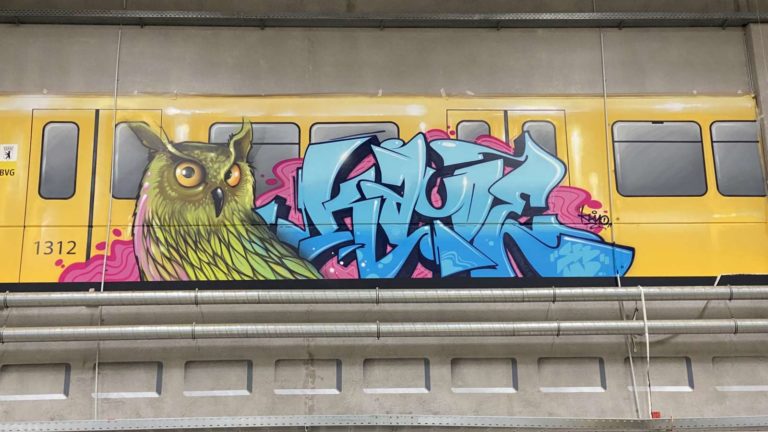 graffitiauftrag-graffitikuenstler-artmos4-Amazon_berlin_2021_graffiti_tier_ubahn_innen_gelb_blau_graffiti_tags_logistik_08