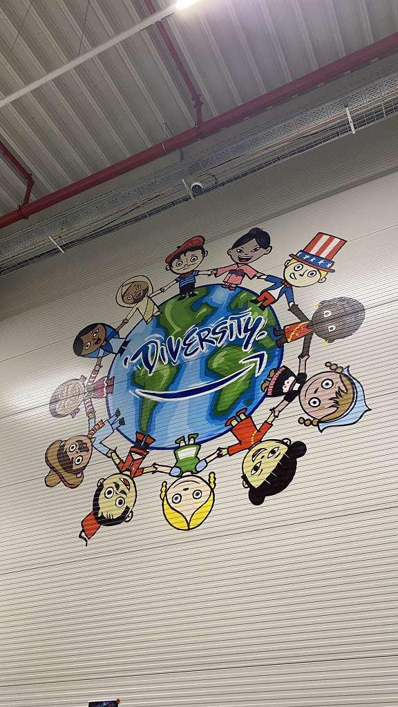 graffitiauftrag-graffitikuenstler-artmos4-amazon-berlin-hoppegarten-2021-mensch-diversity-erde-innen-bunt-graffiti-logistik-02