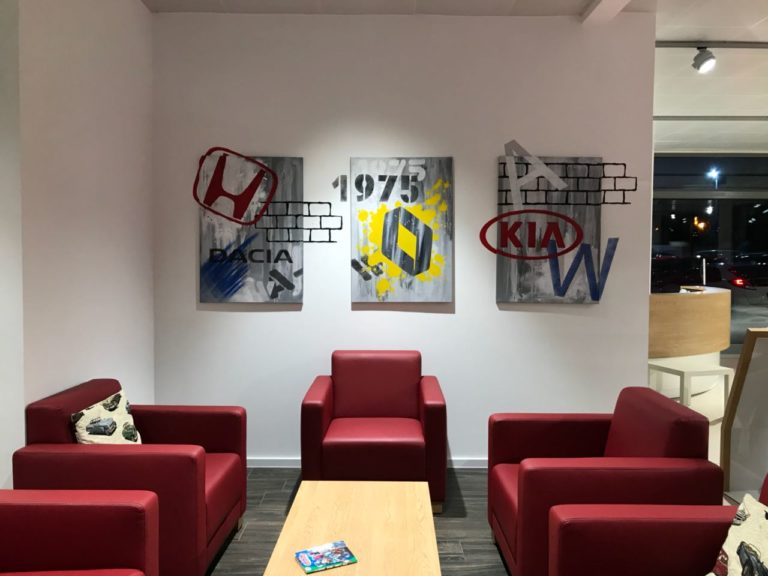 graffitiauftrag-graffitikuenstler-artmos4-autohaus-weber-leinwaende-grau-hintergrund-bunt-rot-gelb-schwarz-gruen-logo-auto-marken-automarken-innen