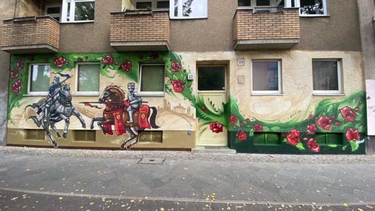 graffitiauftrag-graffitikuenstler-artmos4-Auxilium_Berlin_2020_adel_aussen_pferde_tiere_ritter_mittelalter_rosen_floral_pflanzen_wappen_2_artmos4_JPG