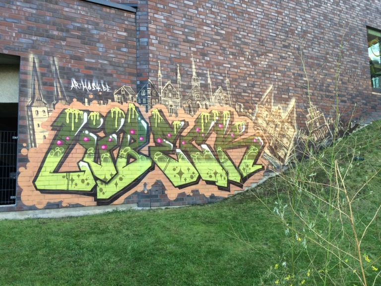 graffitiauftrag-graffitikuenstler-artmos4-b-und-b-hotel-luebeck-skyline-graffiti-style-gruen-beige-pink-aussen