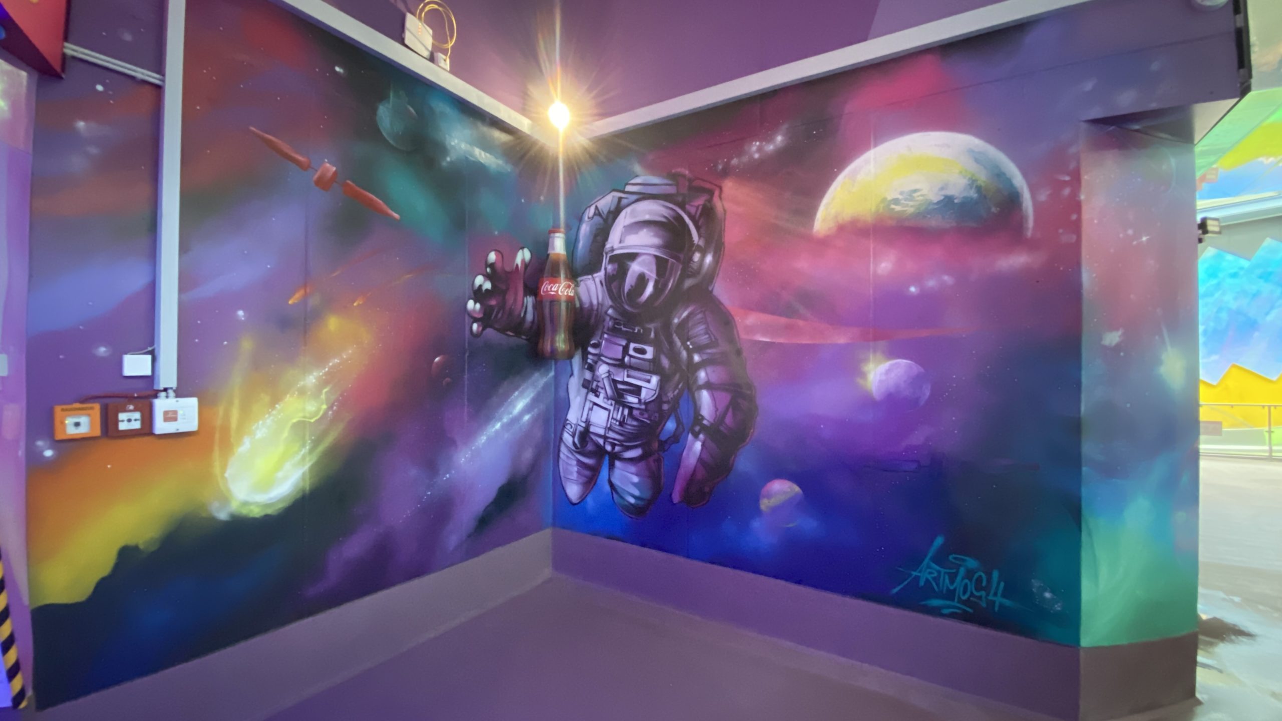 graffitiauftrag_graffitikuenstler_artmos4_Badeparadies_Titisee_2022_Space_Astronaut_Coca_Cola_Flasche_Weltraum_Planeten