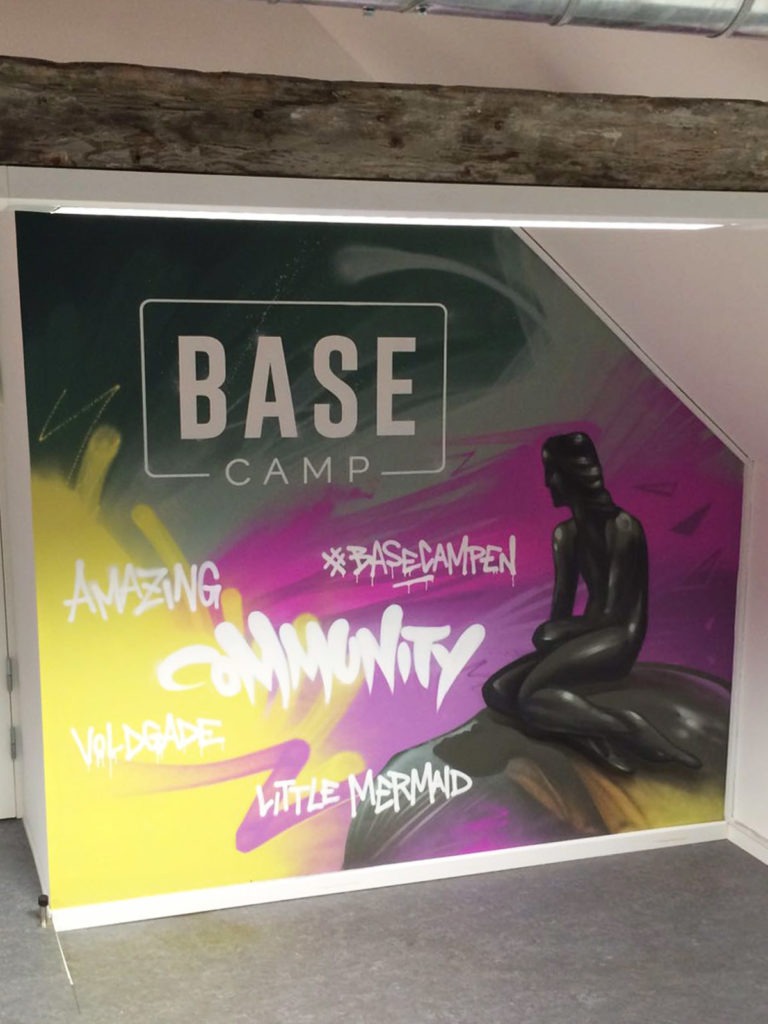 Graffitikuenstler, Graffitiauftrag, Artmos4, BaseCamp, Schrift, Bunt