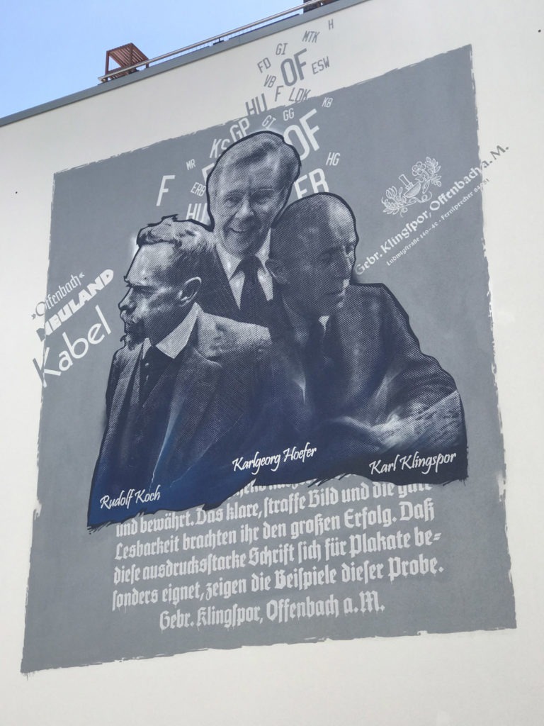 graffitiauftrag-graffitikuenstler-artmos4-baugenossenschaft-odenwaldring-offenbach-menschen-typografie-raster-detail-blau-weiss-aussen