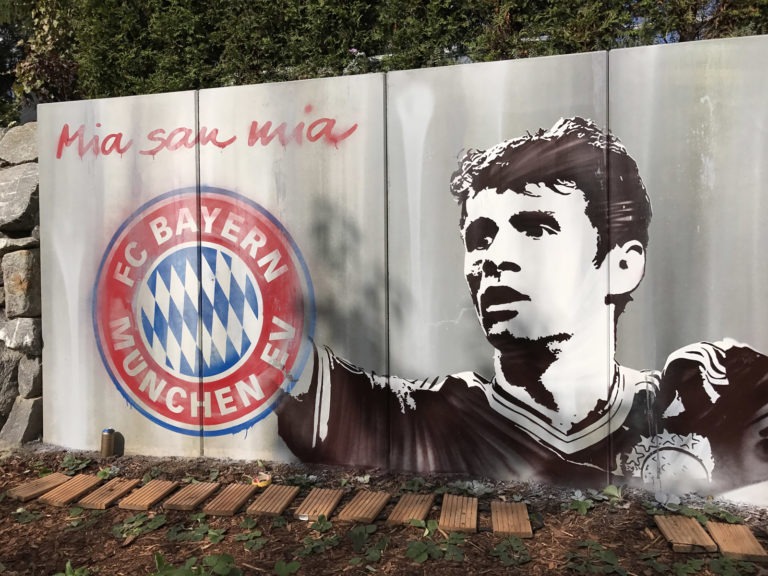 graffitiauftrag-graffitikuenstler-artmos4-bayern-muenchen-aussen-hintergrund-logo-fcb-rot-blau-grau-schrift-menschen