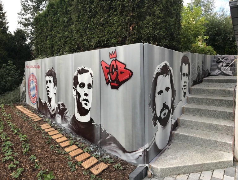 graffitiauftrag-graffitikuenstler-artmos4-bayern-muenchen-fcb-menschen-logo-schrift-blau-rot-grau-hintergrund-aussen-folie