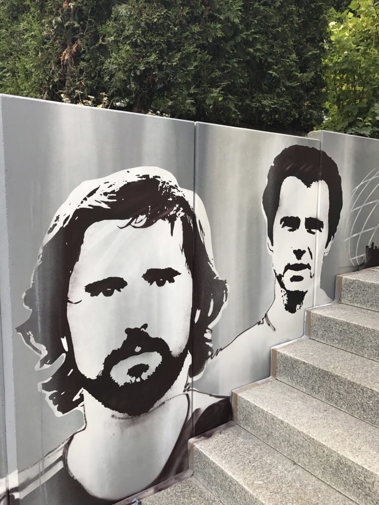 graffitiauftrag-graffitikuenstler-artmos4-bayern-muenchen-hintergrund-folie-menschen-fussball-sport-aussen