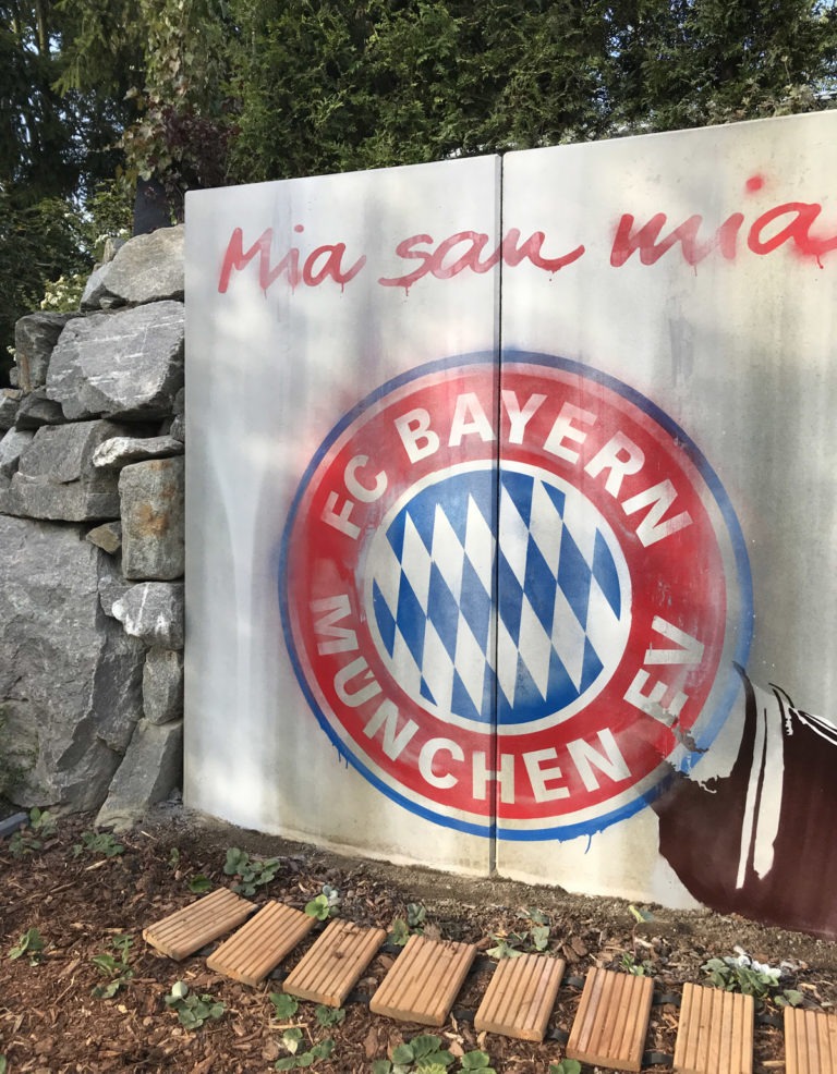 graffitiauftrag-graffitikuenstler-artmos4-bayern-muenchen-hintergrund-logo-schrift-folie-hintergrund-rot-blau-grau-fussball-sport-aussen