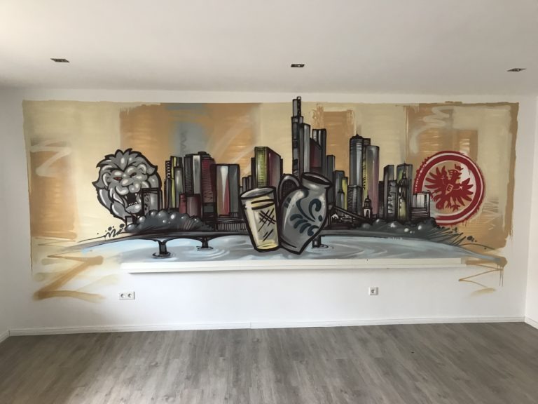 graffitiauftrag-graffitikuenstler-artmos4-bembel-frankfurt-innen-skyline-logo-hintergrund-beige-grau-illustrativ-kunst