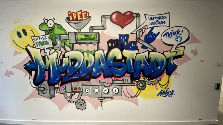 graffitiauftrag_graffitikuenstler_artmos4_Berlin_Partner_2021_Berlin_Schriftzug_Tier_Frosch_Maschine_innen_blau_gelb_grün_graffiti_02