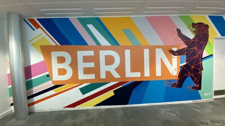 graffitiauftrag_graffitikuenstler_artmos4_Berlin_Partner_2021_Tier_Bär_Berlin_innen_grafisch_Folie_Schriftzug_02