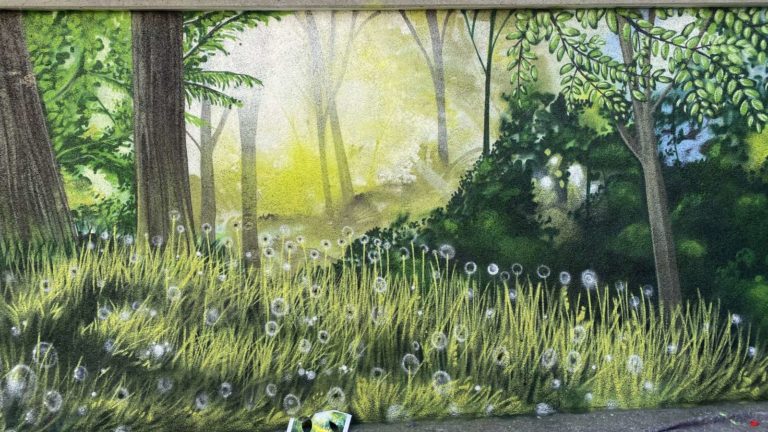 graffitiauftrag-graffitikuenstler-artmos4-bestattungshaus_trauber_2020_landschaft_pflanzen_aussen_fotorealistisch