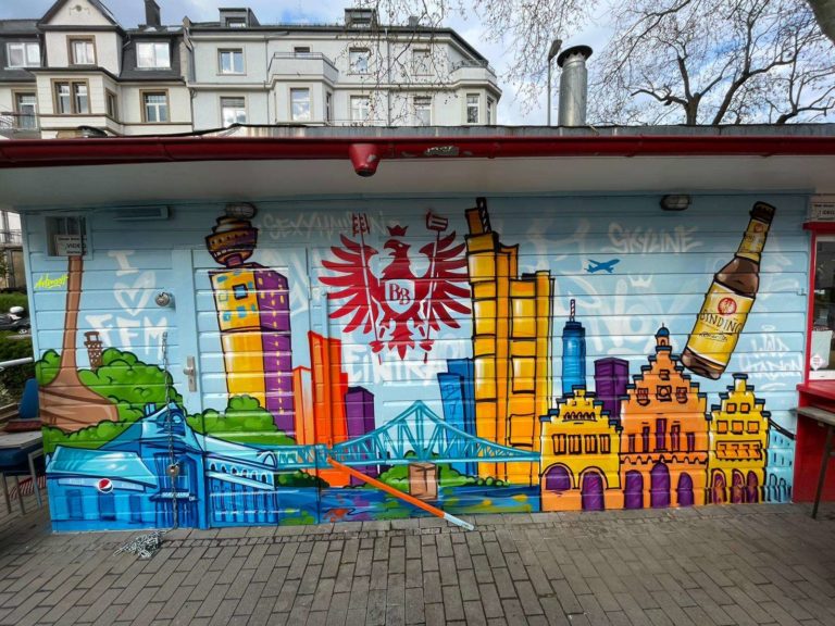 graffitiauftrag-graffitikuenstler-artmos4-Binding_Nox_Wasserhäuschen_Frankfurt_2021_skyline_logo_sehenswürdigkeiten_aussen_bunt_graffiti_folie_gaststätte
