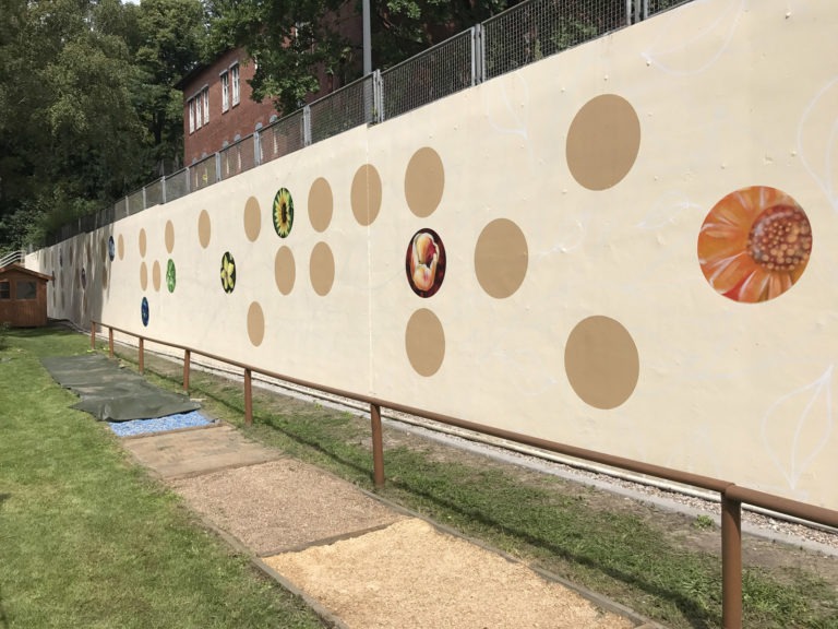 graffitiauftrag-graffitikuenstler-artmos4-blindenhilfswerk-berlin-blindenschrift-pflanzen-bunt-beige-aussen-illustrativ-fotorealistisch