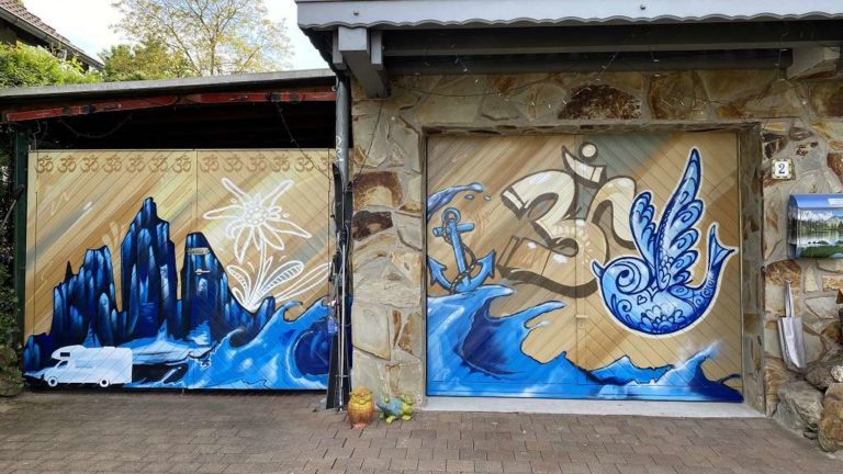 graffitiauftrag_graffitikuenstler_artmos4_Bollinger_2022_Garagentor_Daubach_Wasser_Welle_Fahrzeug_Tier_Vogel_Felsen_Blume_Om_Graffiti_Style_01