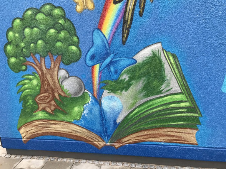 graffitiauftrag-graffitikuenstler-artmos4-bosch-landschaft-tier-baum-wasser-gruen-blau-comic-aussen