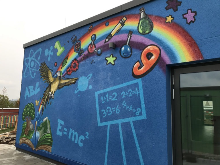 graffitiauftrag-graffitikuenstler-artmos4-bosch-tier-schule-landschaft-schrift-blau-bunt-comic-aussen