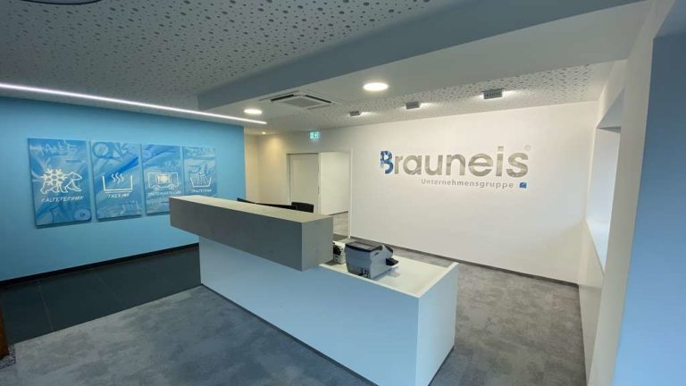 graffitiauftrag_graffitikuenstler_artmos4_Brauneis-Küchen_hainburg_2021_logo_leinwände_tags_icons_graffiti_innen_Frontwand_dienstleistung_blau_grau_01