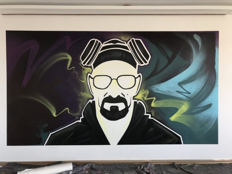 graffitiauftrag-graffitikuenstler-artmos4-breaking-bad-heisenberg-hintergrund-gesicht-mensch-grafisch-innen-blau-lila-schwarz-illustrativ-folie-privat