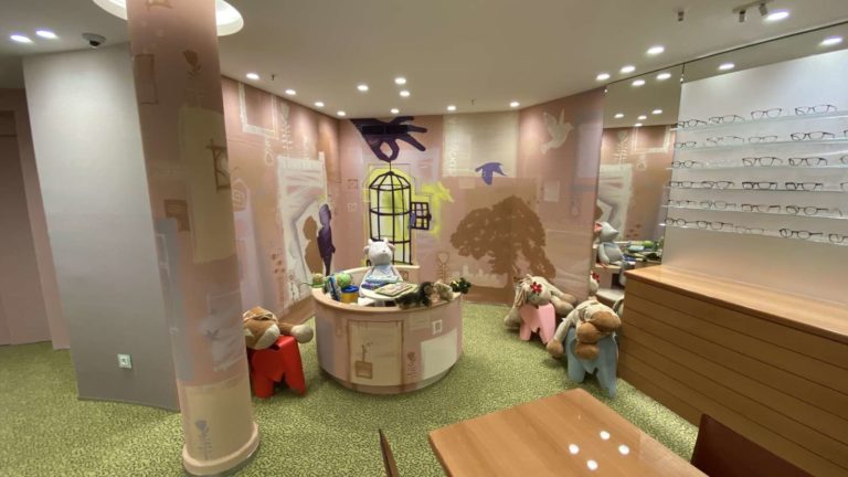 graffitiauftrag-graffitikuenstler-artmos4-Brenner_Optiker_Innen_2019_Frankfurt_Stencil_Kinder_illustrativ_1