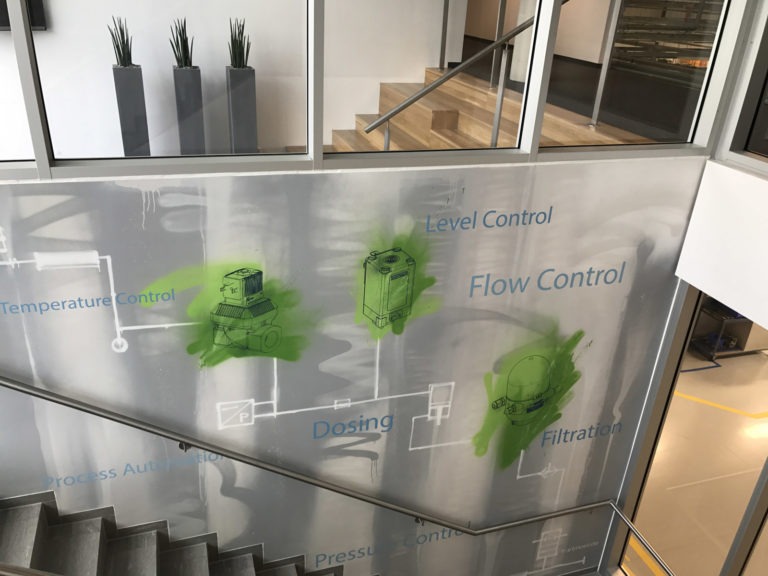 graffitiauftrag-graffitikuenstler-artmos4-buerkert-maschine-grafisch-innen-grau-gruen-folie-technik