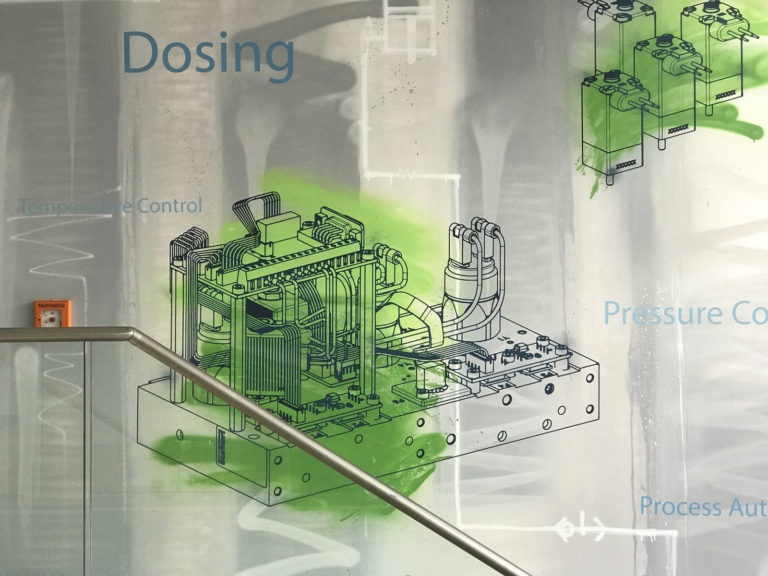 graffitiauftrag-graffitikuenstler-artmos4-buerkert-maschine-grafisch-innen-grau-gruen-folie-technik